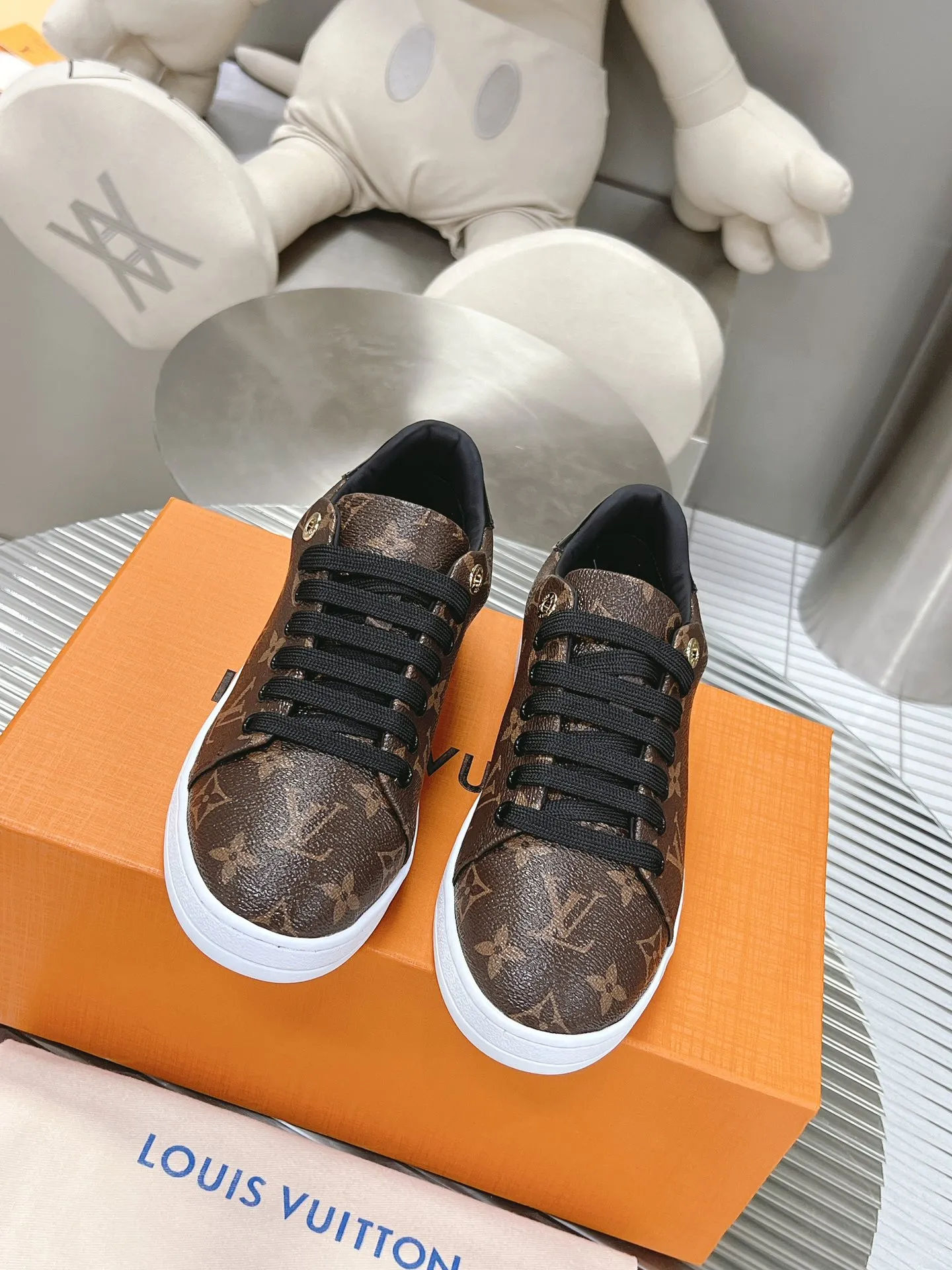 P700👟👟 𝙇𝙑 𝟐𝟎𝟐3/𝐒𝐒 𝐧𝐞𝐰 𝐓𝐢𝐦𝐞 𝐨𝐮𝐭# New thick-soled white shoes This series is simply too eye-catching, a must-have fashion item! The bright and jumping letter logo design is full of energy, sweet and salty. Continuing the previous heightening version, it is as easy to wear as ever, a sincere work! ! The upper is made of imported silk cowhide, with a delicate texture comparable to zP! Lining/foot pads are made of cowhide, durable and wear-resistant. The original molded TPU outsole, the details are consistent with the original. Please distinguish it from cheap products on the market Size: 35-44